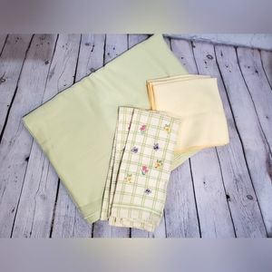 Lime green table cloth with 2 tea towels & 4 yellow napkins